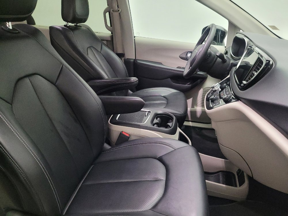 Used 2024 Chrysler Pacifica Touring-L FWD image 21