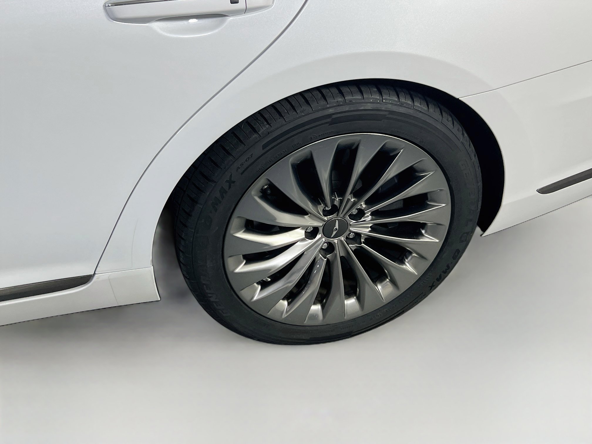 Used 2019 Genesis G90 3.3T Premium RWD image 31