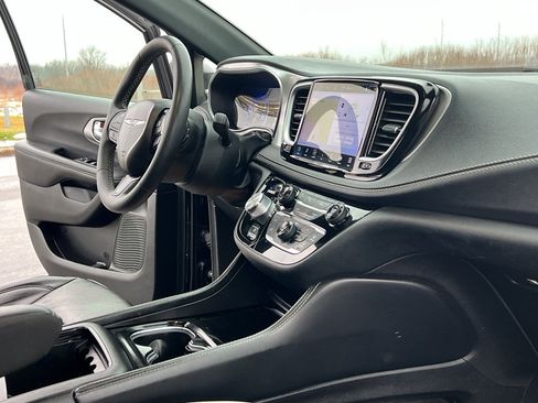 Used 2023 Chrysler Pacifica Limited w/ S Appearance Package image 28