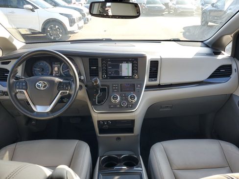 Used 2019 Toyota Sienna L image 18