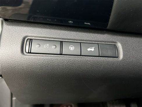 Used 2025 Nissan Pathfinder SV image 18