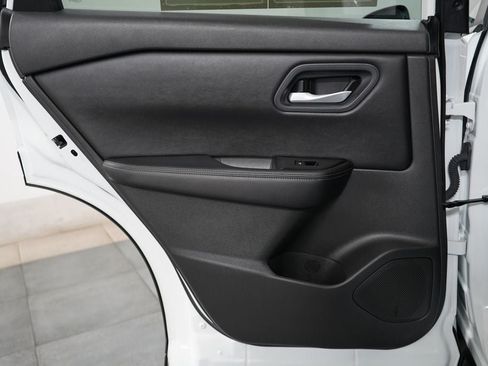Used 2024 Nissan Rogue SV FWD image 22