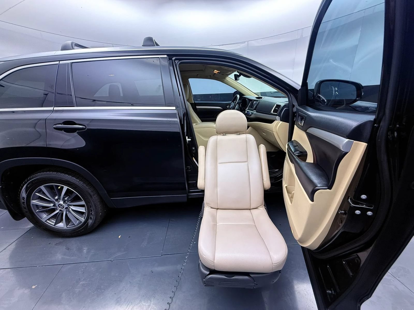 Used 2019 Toyota Highlander XLE AWD/4WD image 23