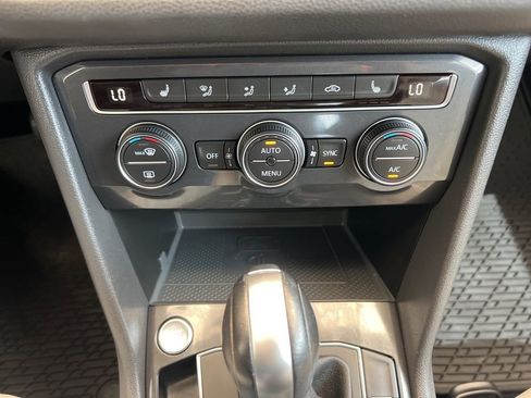 Used 2021 Volkswagen Tiguan SE w/ Panoramic Sunroof Package image 38