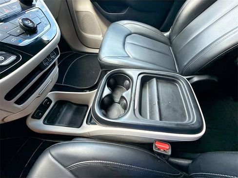 Used 2021 Chrysler Voyager Lxi image 22