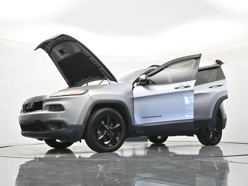 Used 2016 Jeep Cherokee Latitude FWD image 48