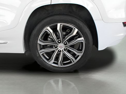 Used 2020 GMC Terrain Denali w/ Denali Premium Package FWD image 9