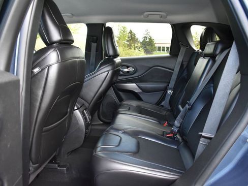 Used 2019 Jeep Cherokee Latitude Plus w/ Comfort/Convenience Group AWD/4WD image 22
