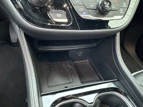 Used 2026 Chrysler Pacifica Limited FWD image 24