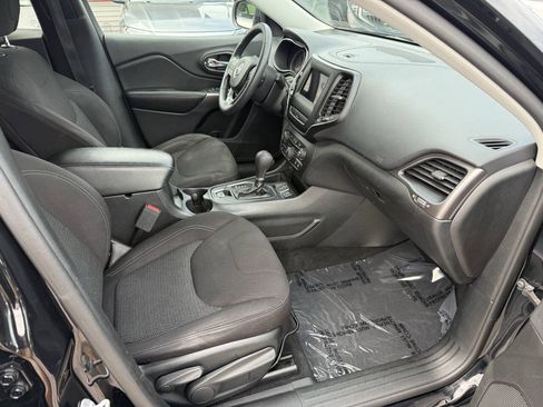 Used 2019 Jeep Cherokee Latitude w/ Popular Appearance Group FWD image 9