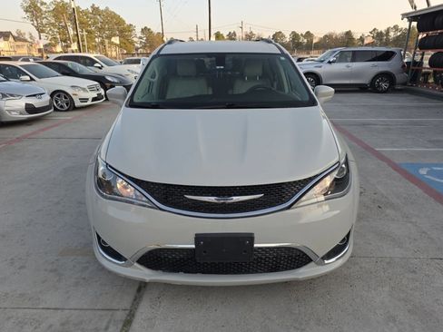 Used 2020 Chrysler Pacifica Touring-L Plus w/ Tire & Wheel Group FWD image 4