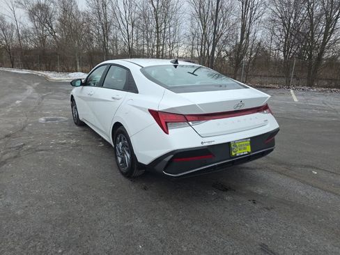 Used 2025 Hyundai Elantra Blue image 5