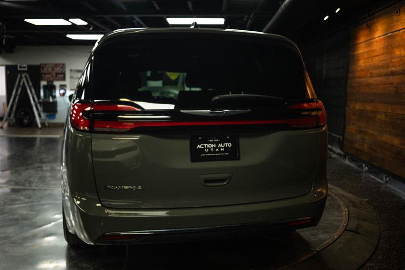 Used 2025 Chrysler Pacifica Select FWD image 6