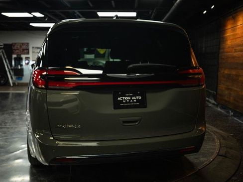 Used 2025 Chrysler Pacifica Select FWD image 6