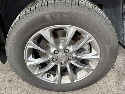 Used 2019 Jeep Cherokee Latitude Plus w/ Comfort/Convenience Group image 13