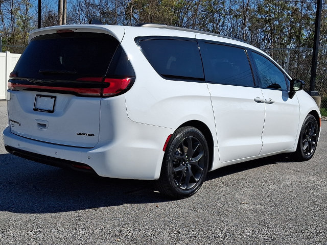 Used 2025 Chrysler Pacifica Limited FWD image 9