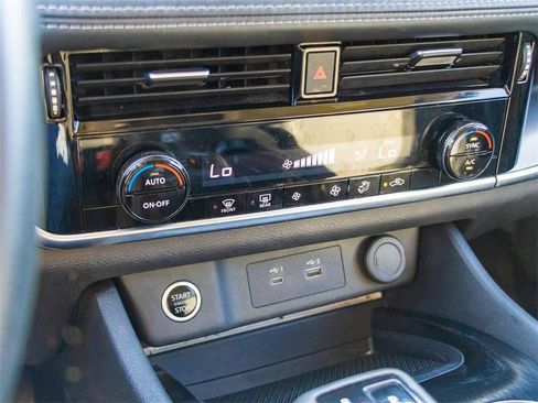 Used 2023 Nissan Rogue SV FWD image 22