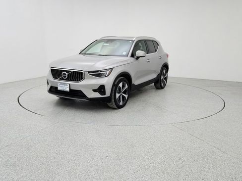 Certified 2025 Volvo XC40 B5 Plus image 1
