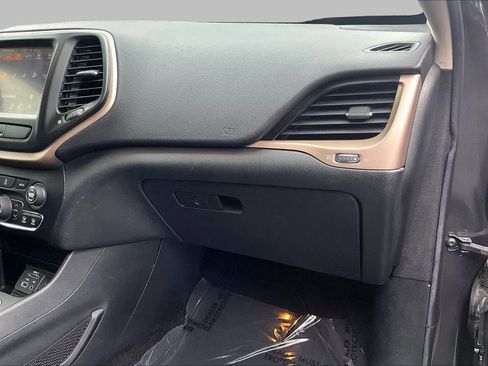 Used 2016 Jeep Cherokee Limited FWD image 19