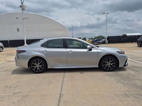 Used 2024 Toyota Camry SE FWD image 4