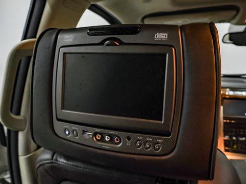Used 2014 Cadillac Escalade ESV Platinum RWD image 30