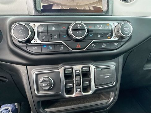 Used 2023 Jeep Wrangler Unlimited Sahara AWD/4WD image 17