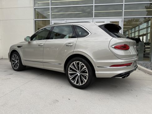 Used 2021 Bentley Bentayga image 3