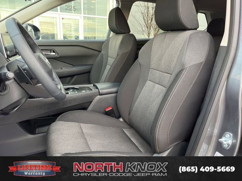 Used 2025 Nissan Rogue SV image 4