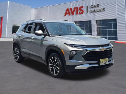 Used 2025 Chevrolet TrailBlazer LT AWD/4WD image 3