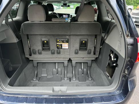 Used 2020 Toyota Sienna L FWD image 13
