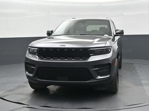 New 2025 Jeep Grand Cherokee Altitude image 8