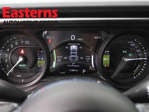 Used 2025 Jeep Wrangler Unlimited Sahara w/ Safety Group AWD/4WD image 24