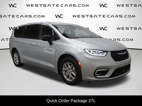 Used 2024 Chrysler Pacifica Touring-L image 2