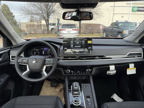 Used 2025 Mitsubishi Outlander SE image 23