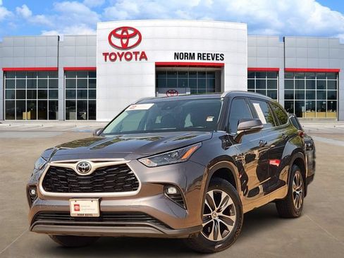 Used 2023 Toyota Highlander XLE FWD image 1