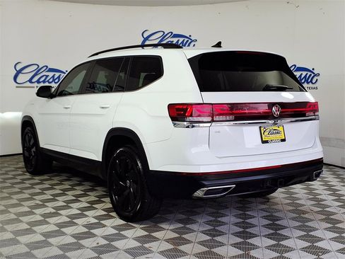 Used 2024 Volkswagen Atlas SE image 2