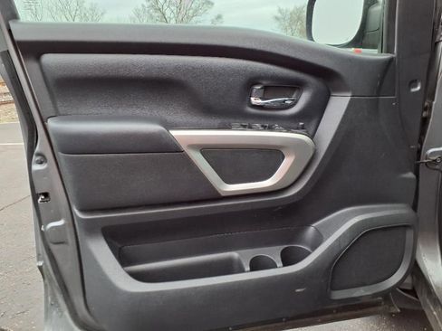 Used 2017 Nissan Titan SV image 17