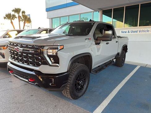 Used 2025 Chevrolet Silverado 2500 ZR2 w/ Technology Package image 3