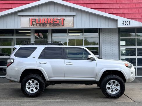 Used 2022 Toyota 4Runner SR5 Premium AWD/4WD image 2