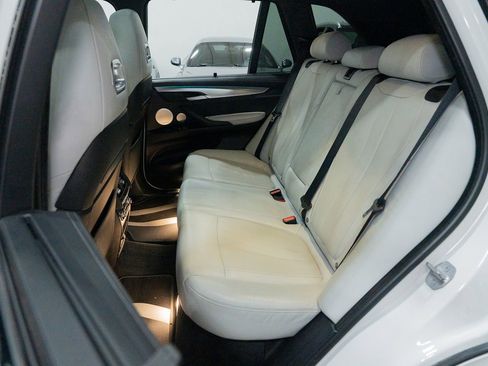 Used 2015 BMW X5 M image 24