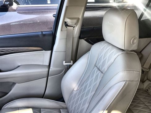 Used 2023 Buick Envision Avenir image 24