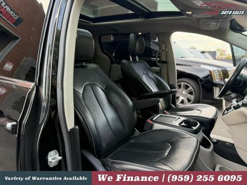 Used 2019 Chrysler Pacifica Limited FWD image 39