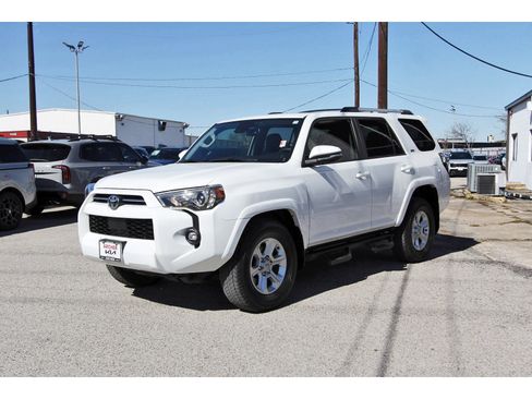 Used 2023 Toyota 4Runner SR5 Premium image 3