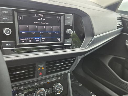 Certified 2023 Volkswagen Jetta SE FWD image 21