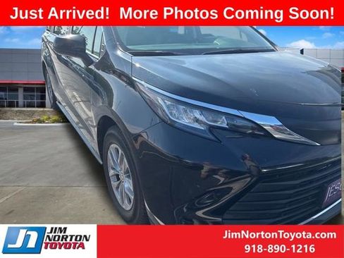 Used 2022 Toyota Sienna XLE FWD image 1