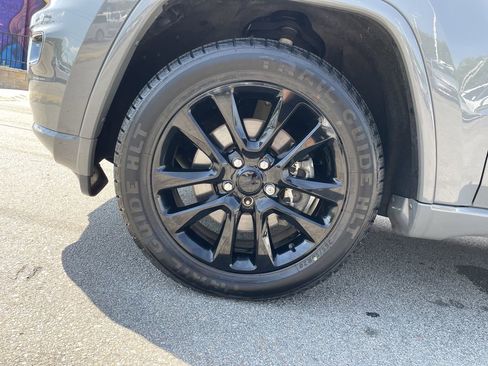 Certified 2022 Jeep Grand Cherokee Laredo X AWD/4WD image 9