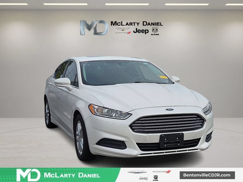 Used 2016 Ford Fusion SE FWD image 1