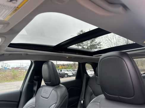 Used 2022 Jeep Cherokee Limited image 11