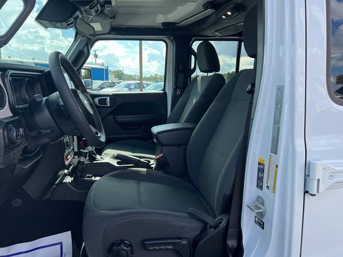 Certified 2024 Jeep Gladiator Sport image 9