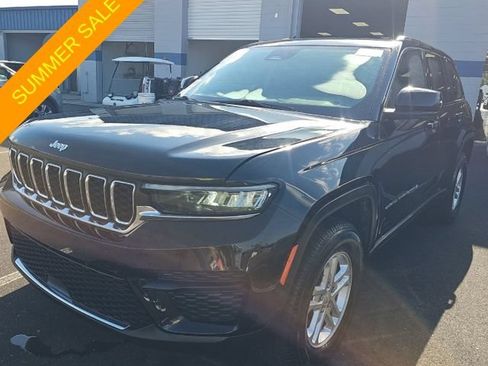 Certified 2023 Jeep Grand Cherokee Laredo AWD/4WD image 1